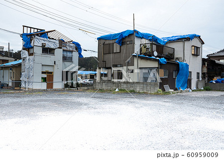 強風被害を受けた瓦屋根の民家 60959009