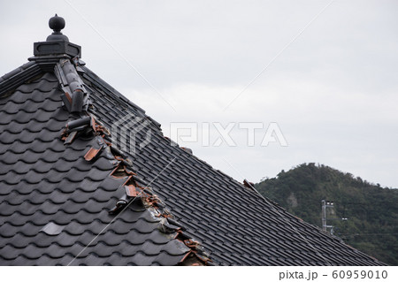 強風被害を受けた寺院の屋根 60959010