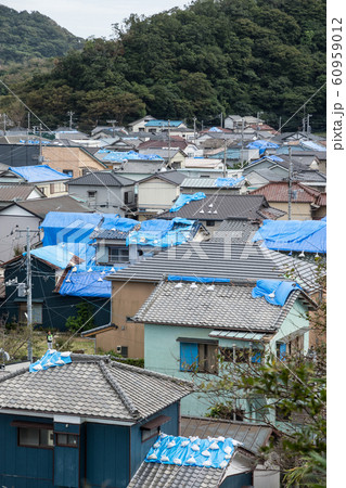 強風被害を受けた瓦屋根の民家 60959012