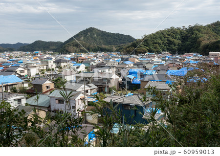 強風被害を受けた瓦屋根の民家 強風被害を受けた瓦屋根の民家 60959013