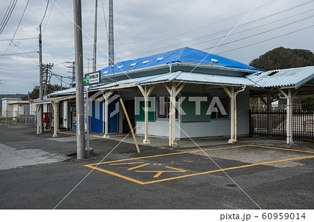 強風被害を受けた安房勝山駅 60959014