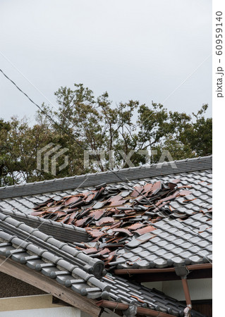 強風被害を受けた瓦屋根 強風被害を受けた瓦屋根 60959140