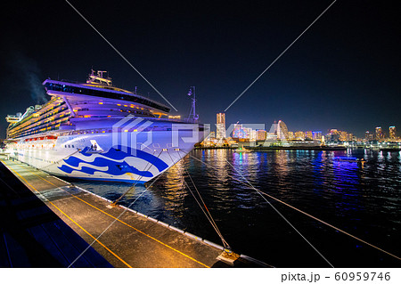 日本の横浜都市景観 出航を待つダイヤモンド・プリンセスなどを望む＝大さん橋 60959746