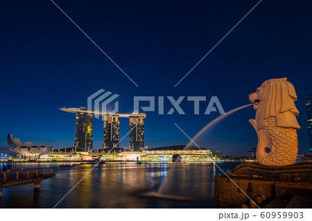 日の出前のシンガポールの都市風景の写真素材