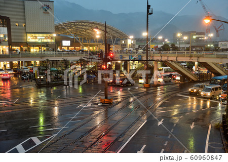 雨が降る長崎駅前の夜の風景 60960847