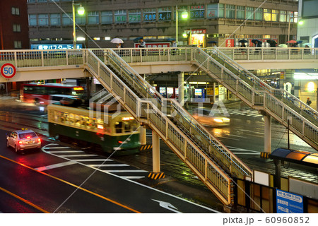 雨が降る長崎駅前の夜の風景 雨が降る長崎駅前の夜の風景 60960852