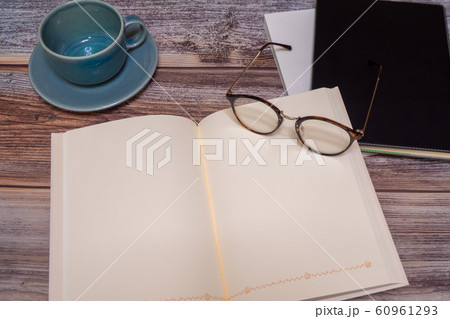 本とコーヒー 60961293