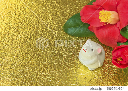 冬のバラとも呼ばれるツバキの花と金箔の紙の上に立つ２０２０年の干支の鼠の可愛いフィギュアののグリーテ 60961494