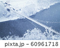 東北の冬の最上川に架かる吊り橋 60961718