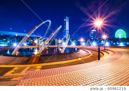 大阪府泉佐野市のりんくう公園の噴水の夜景 60962219