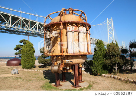 明石海峡大橋と潜水艇 60962297