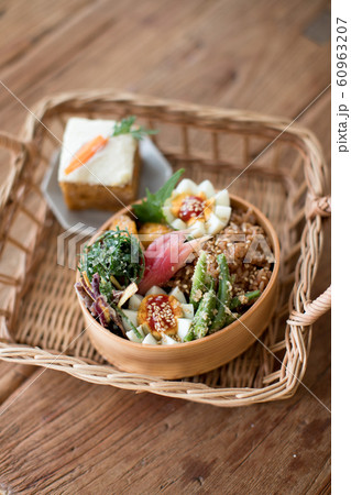 和風弁当とキャロットケーキ 60963207