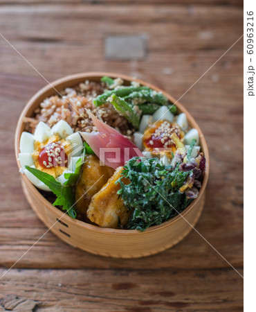 鶏の照り焼きと卵の弁当 60963216