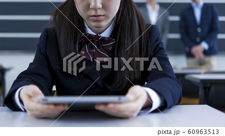 授業を受ける女子高校生のイメージフォト 60963513