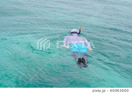 海水浴を楽しむ男性 海水浴を楽しむ男性 60963600
