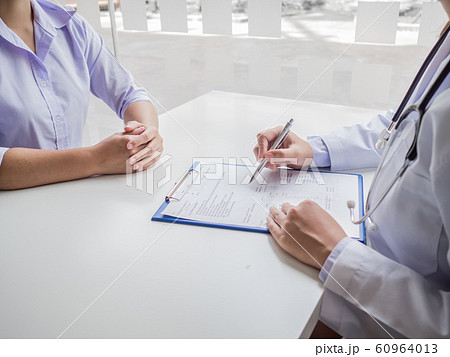 The doctor explained the health examination results to the patient 60964013
