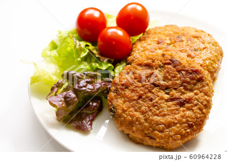 鶏肉のハンバーグ(ミニトマト･サニーレタス添え)。 60964228