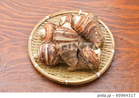 海老芋(えび芋、エビ芋)。里芋の種類です。 海老芋(えび芋、エビ芋)。里芋の種類です。 60964317