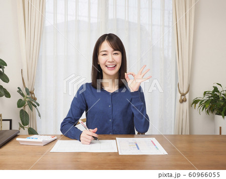 笑顔で確定申告の準備をする女性 60966055