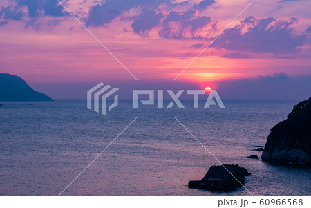 香住・ゆうなぎの丘からの夕日と日本海 60966568