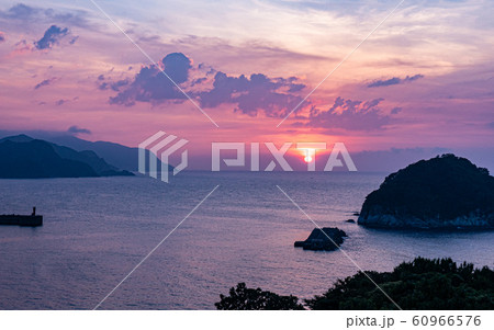 香住・ゆうなぎの丘からの夕日と日本海 香住・ゆうなぎの丘からの夕日と日本海 60966576