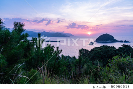 香住・ゆうなぎの丘からの夕日と日本海 香住・ゆうなぎの丘からの夕日と日本海 60966613
