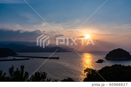 香住・ゆうなぎの丘からの夕日と日本海 香住・ゆうなぎの丘からの夕日と日本海 60966627