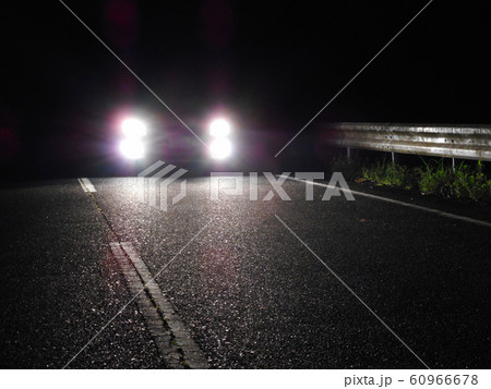 対向車のヘッドライト 対向車のヘッドライト 60966678