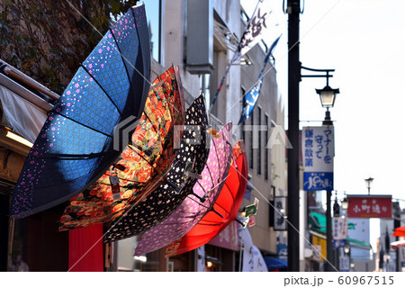 カラフルな傘が並ぶ鎌倉小町通りの写真素材