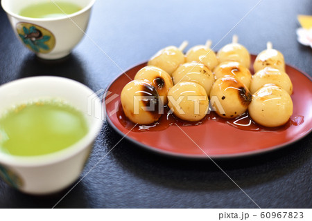 お茶とみたらし団子 60967823