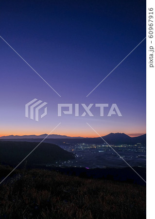 阿蘇・大観峰の夜明け 60967916