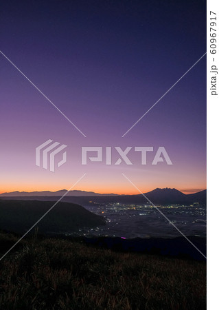 阿蘇・大観峰の夜明け 60967917