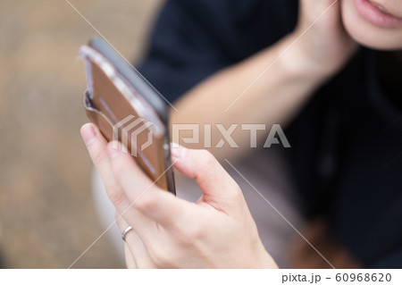 スマホを持つ女性 60968620