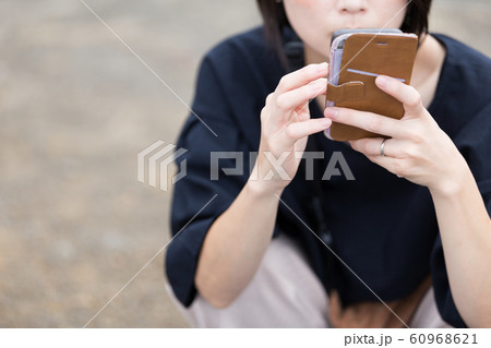 スマホを持つ女性 スマホを持つ女性 60968621