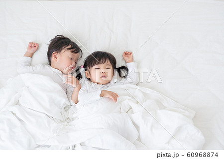 子供　お昼寝 60968874