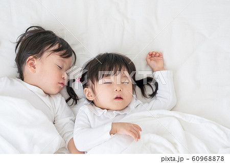 子供　お昼寝 60968878
