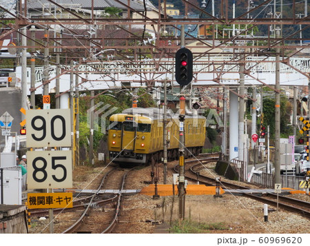 傾いて走る山陽本線 60969620