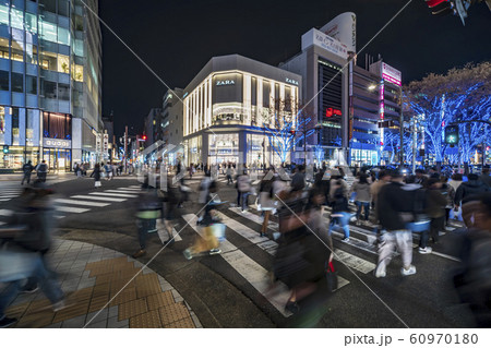 名古屋 栄・三ッ蔵通大津 スクランブル交差点 夜景 60970180