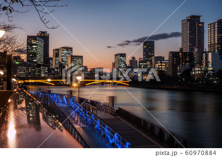大阪の夕暮れ 60970884