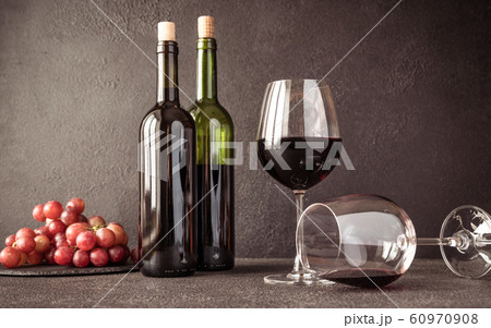 Red wine with bunch of grapes Red wine with bunch of grapes 60970908