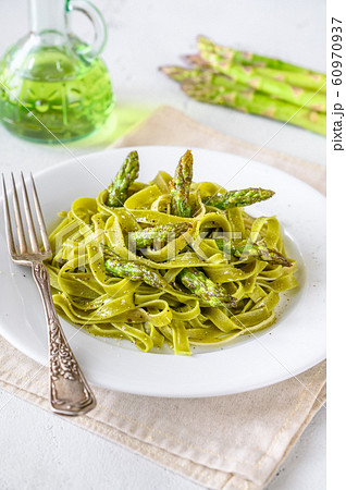 Spinach fettuccine with fried asparagus 60970937
