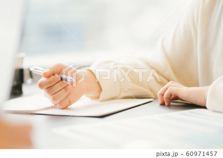 会社の面談をする人 会社の面談をする人 60971457