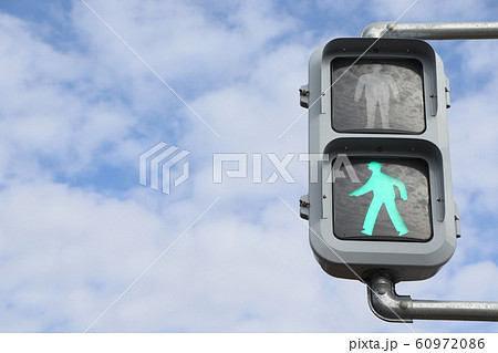 日本の歩行者用信号機の写真素材 [60972086] - PIXTA