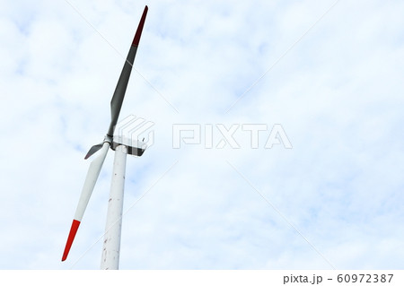 青空の下の風力発電機 青空の下の風力発電機 60972387
