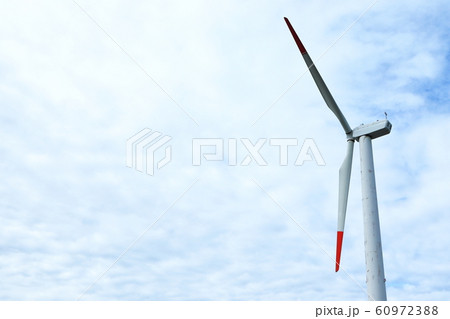 青空の下の風力発電機 青空の下の風力発電機 60972388