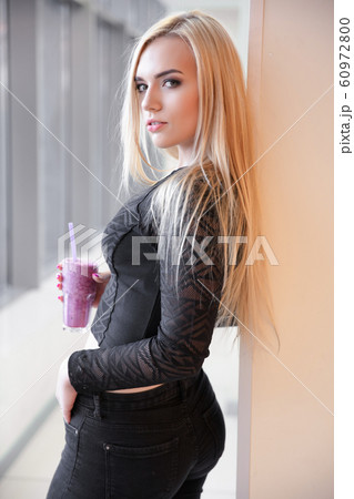 Portrait of a beautiful lady Portrait of a beautiful lady 60972800