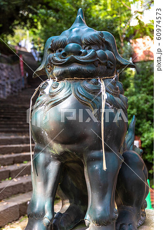 東京愛宕山男坂下で睨みを効かす吽形の狛犬 60974573