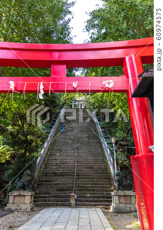 鳥居越しに見る 東京愛宕山の参道で出世の階段、男坂と呼ばれる石段 60974575