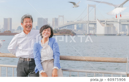 お台場 カモメと夫婦 レインボーブリッジ 2020オリンピック会場 60975906