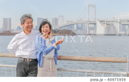 お台場 カモメと夫婦 レインボーブリッジ 2020オリンピック会場 お台場 カモメと夫婦 レインボーブリッジ 2020オリンピック会場 60975956